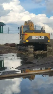 Гусеничный экскаватор