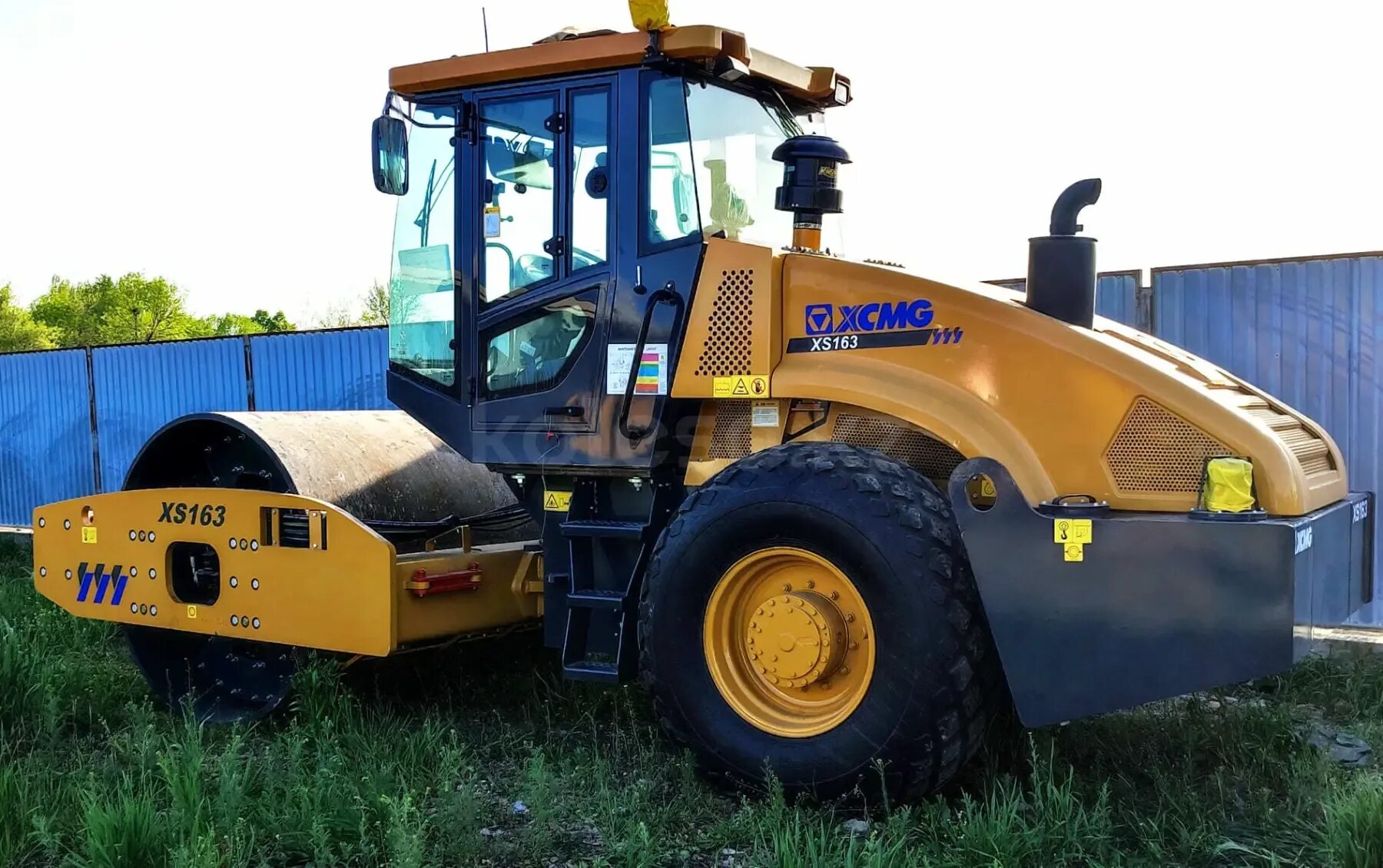 Одновальцовые грунтовые катки с гидравлическим полным приводом XCMG XS163.