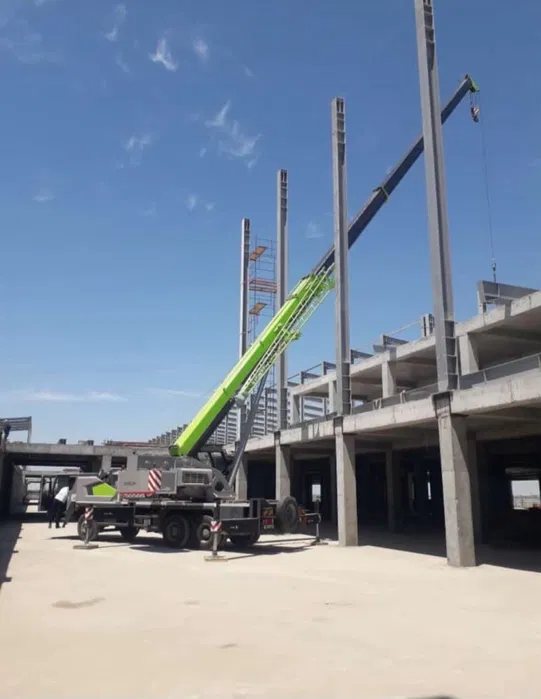 Автокран аренда 25-30т. Стрела 42м+8м